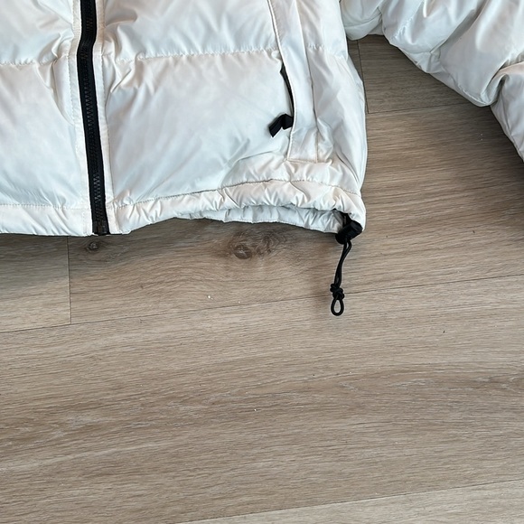 Nuptse Water Repellent 700 Fill Power Down Short Puffer Jacket
The North Face - Picture 10 of 11